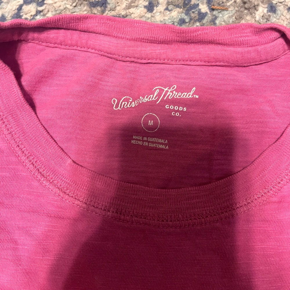 Universal Thread Tee Women’s Size Medium Pink Short Sleeve With Pocket - Picture 2 of 2
